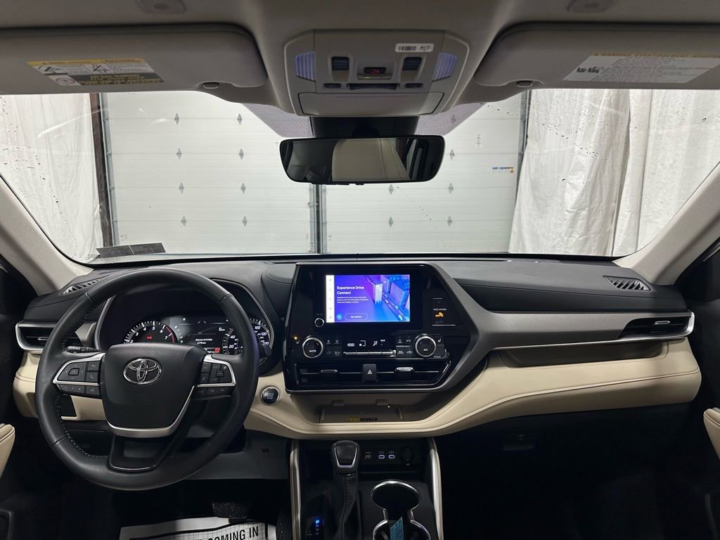 Used 2025 Toyota Highlander XLE image 40