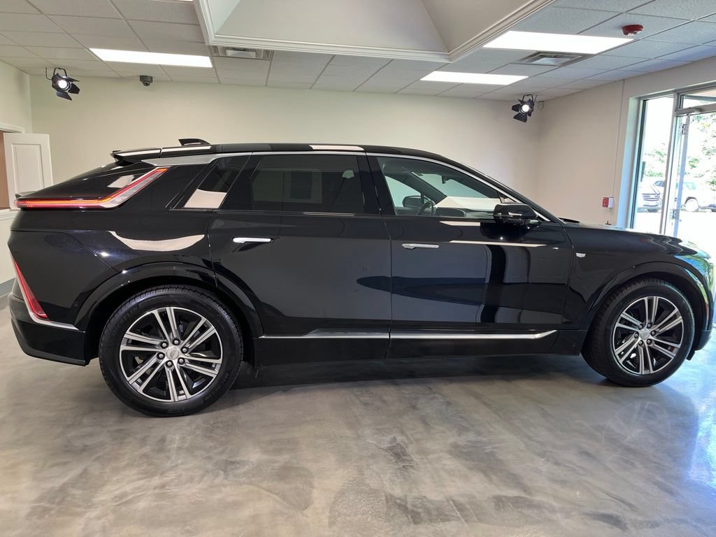 Certified 2024 Cadillac Lyriq Luxury AWD/4WD image 8