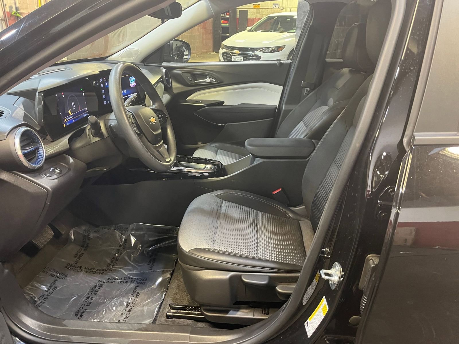 Used 2025 Chevrolet Trax LT image 25