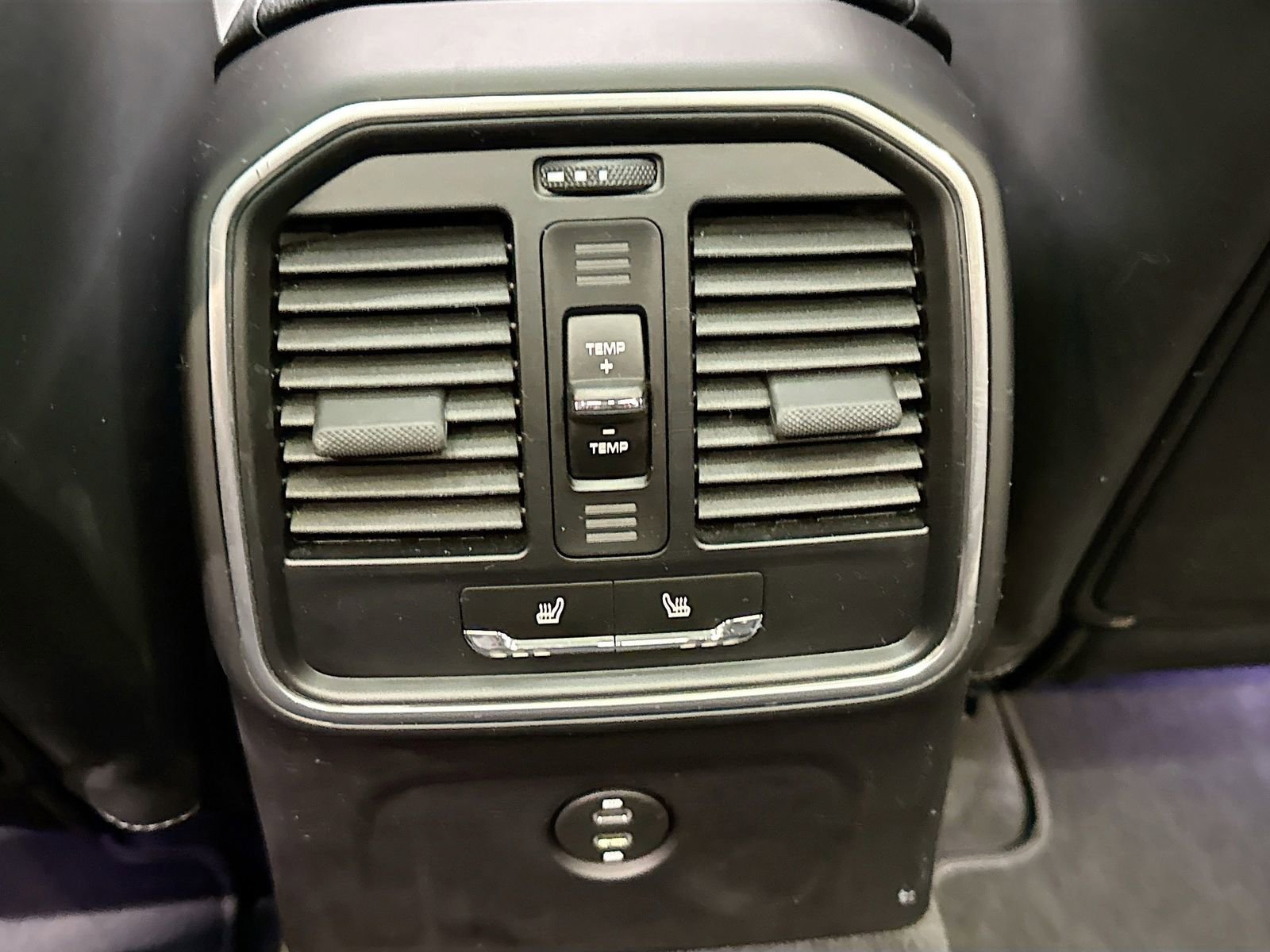 Used 2024 Porsche Macan AWD/4WD image 29