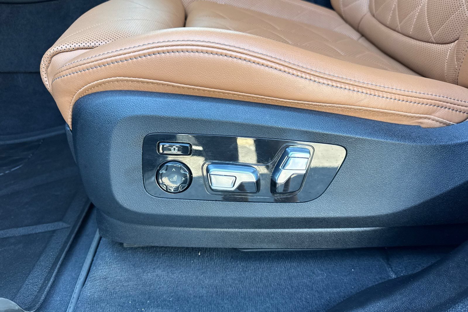 Used 2023 BMW X7 xDrive40i w/ Executive Package AWD/4WD image 12