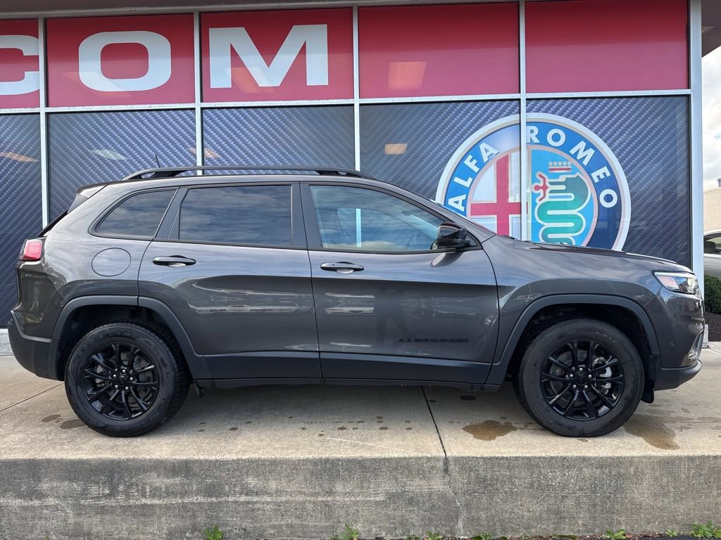 Used 2023 Jeep Cherokee Altitude Lux AWD/4WD image 2