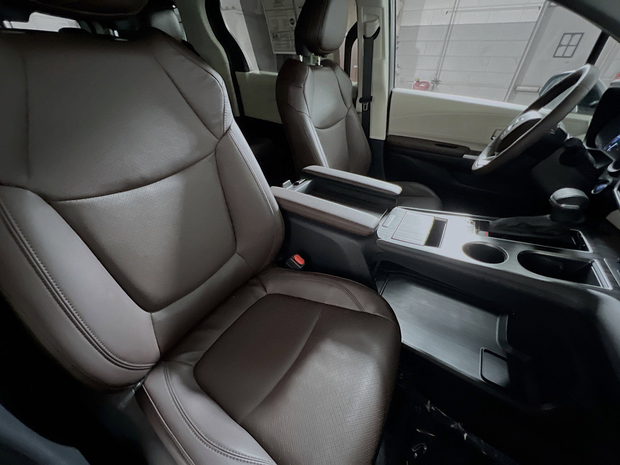Used 2024 Toyota Sienna Platinum image 31