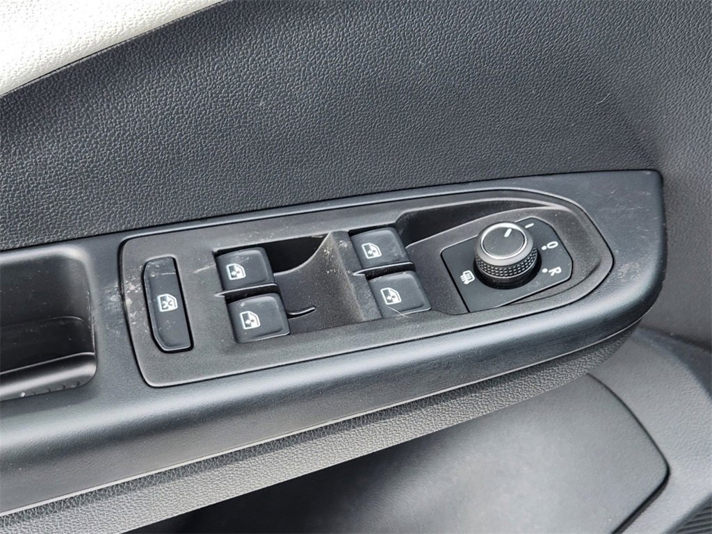 New 2025 Volkswagen Taos SEL image 5