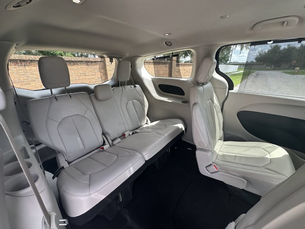 Used 2021 Chrysler Pacifica Touring-L FWD image 12
