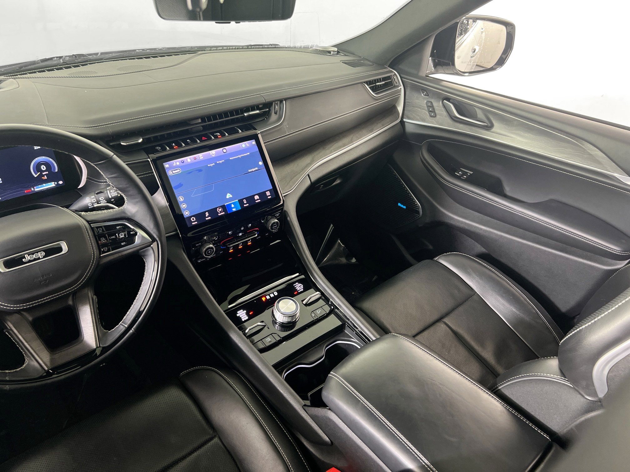 Used 2022 Jeep Grand Cherokee Overland w/ Adv Protech Group III image 24