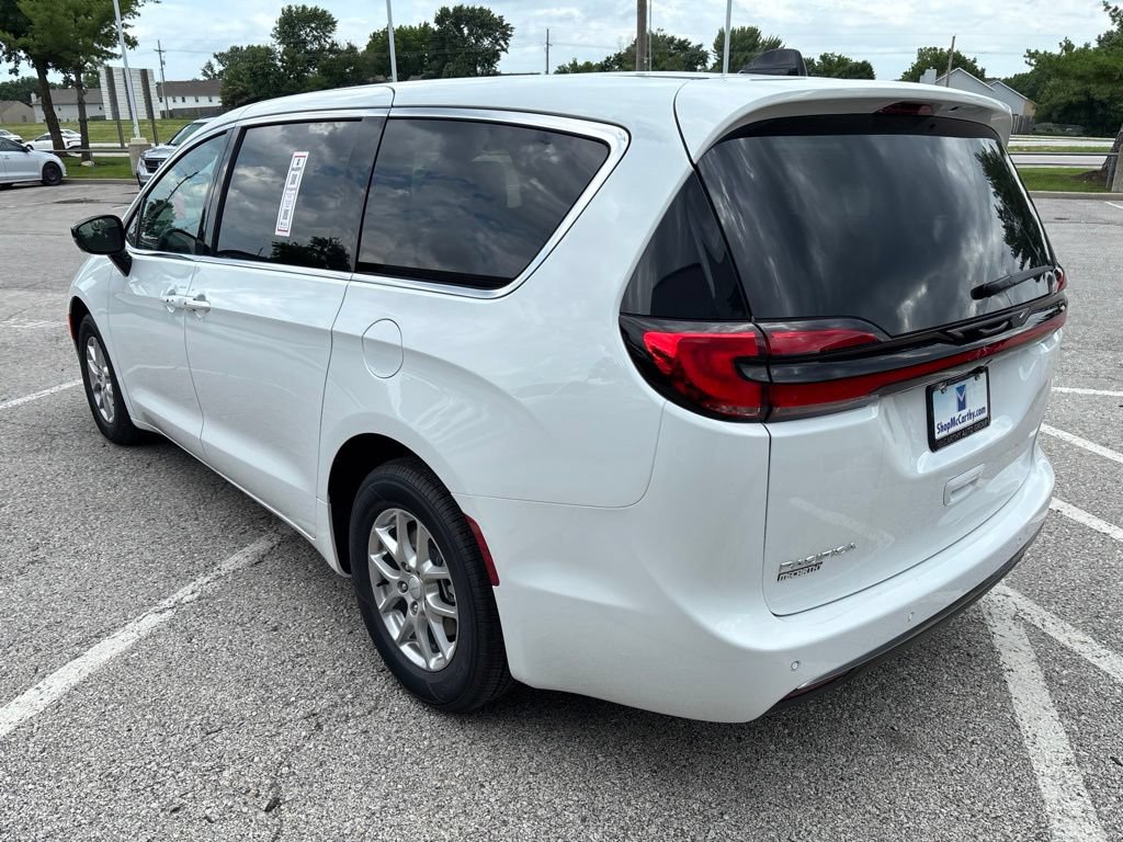 New 2027 Chrysler Pacifica Select FWD image 20