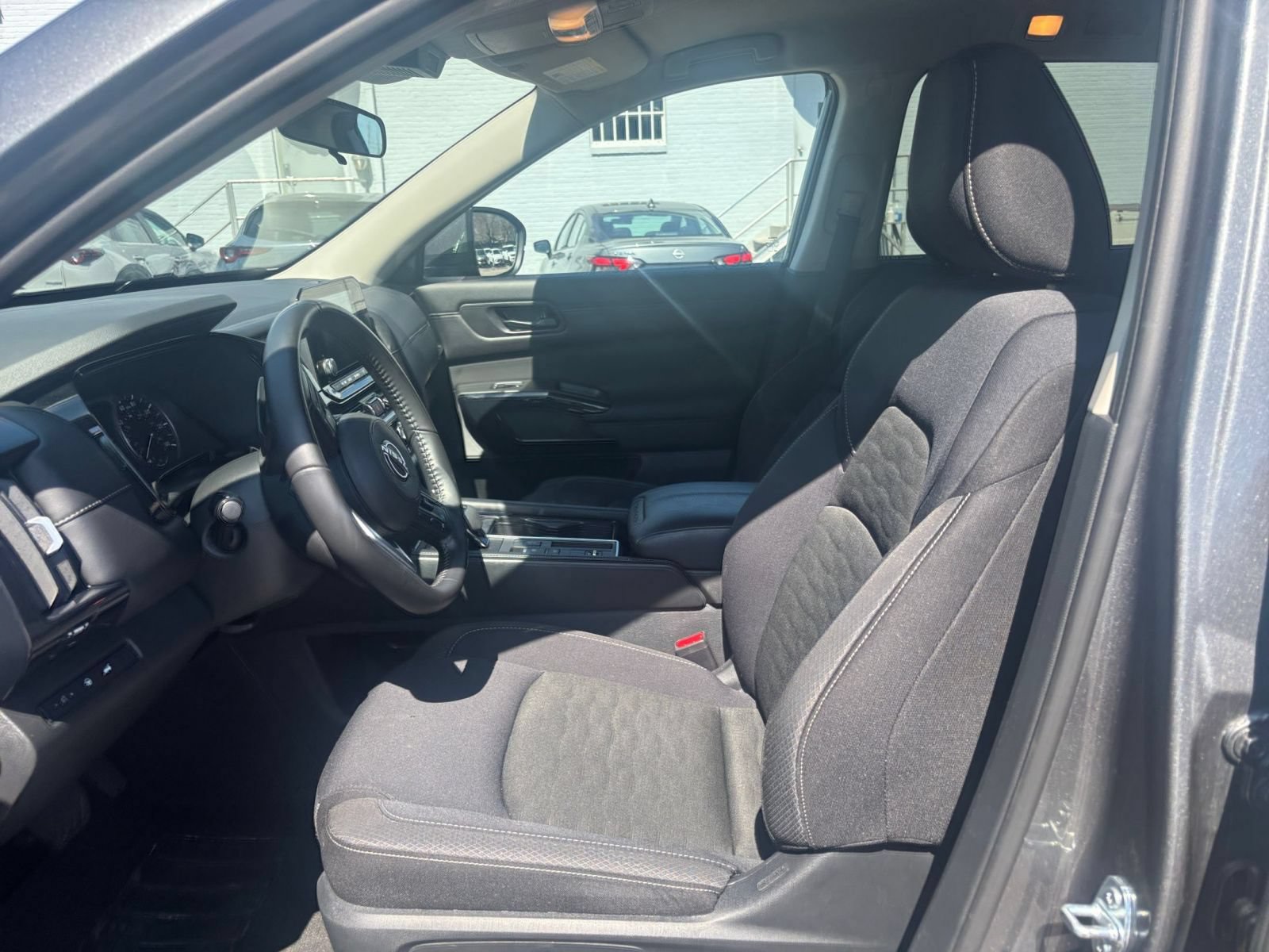 Used 2025 Nissan Pathfinder SV FWD image 28