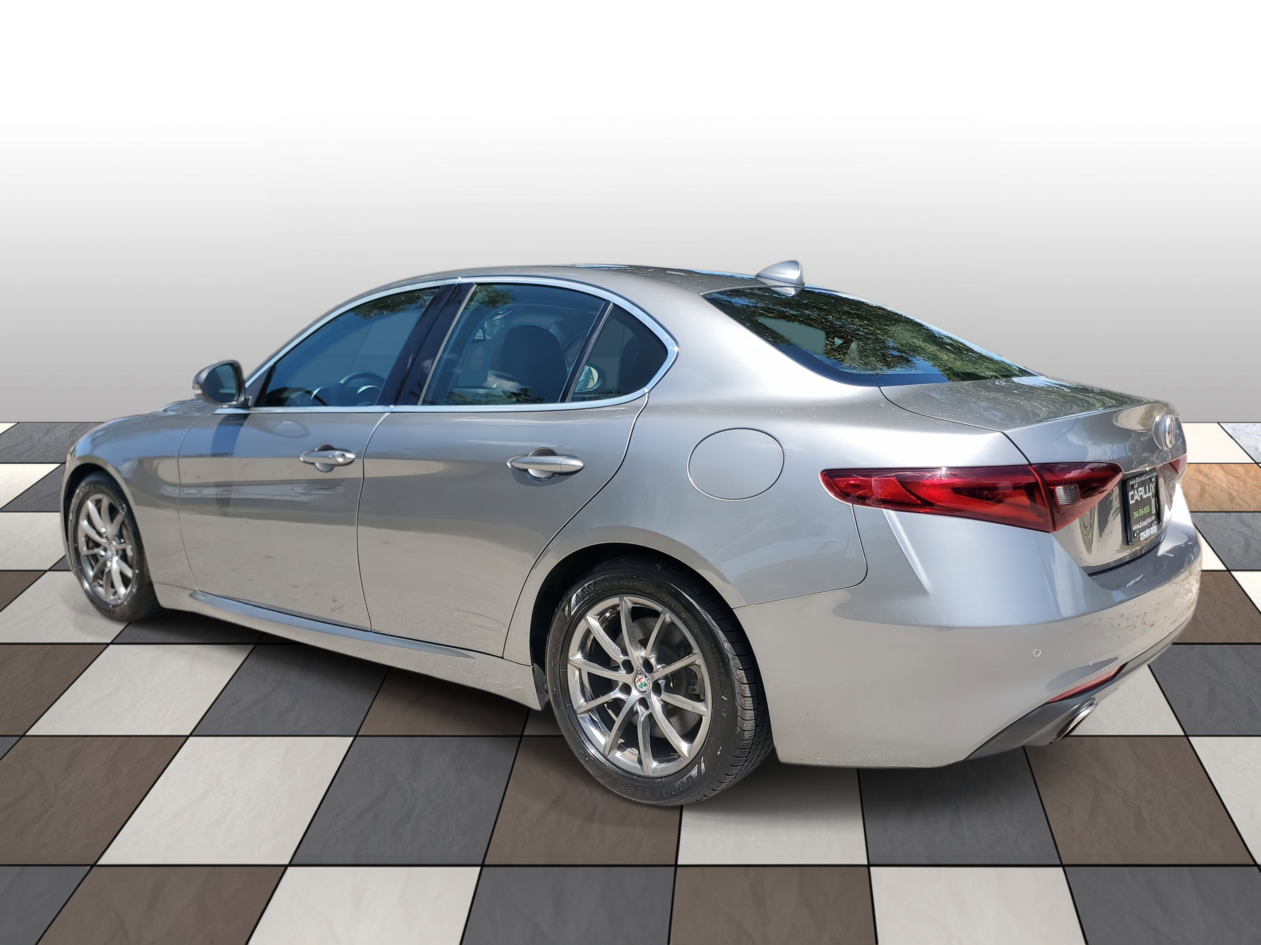 Used 2018 Alfa Romeo Giulia image 6