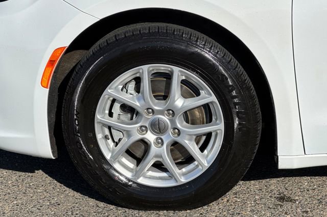 Used 2021 Chrysler Pacifica Touring-L FWD image 46