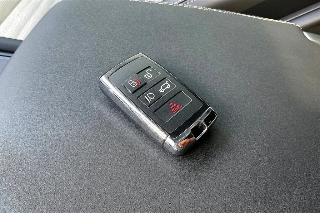 Used 2023 Land Rover Discovery HSE R-Dynamic AWD/4WD image 32