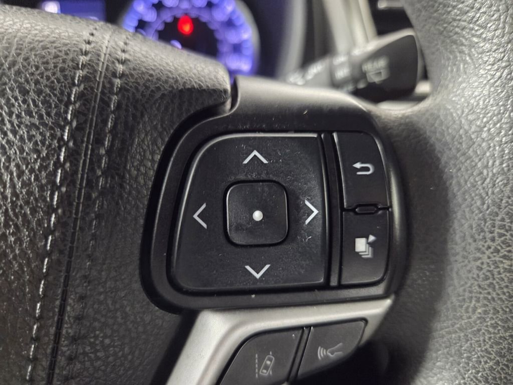 Used 2019 Toyota Highlander LE image 19