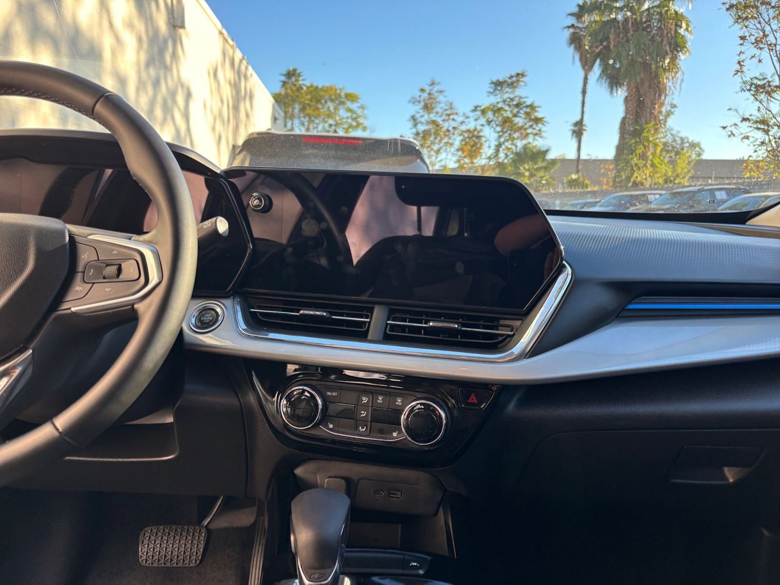 Used 2025 Chevrolet Trax LT w/ LT Convenience Package image 18