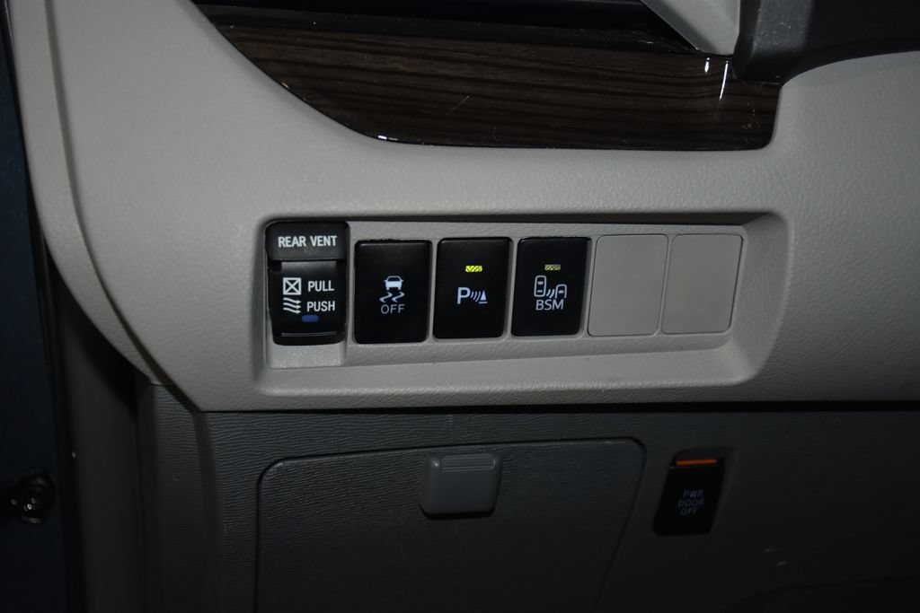 Used 2015 Toyota Sienna XLE Premium FWD image 10