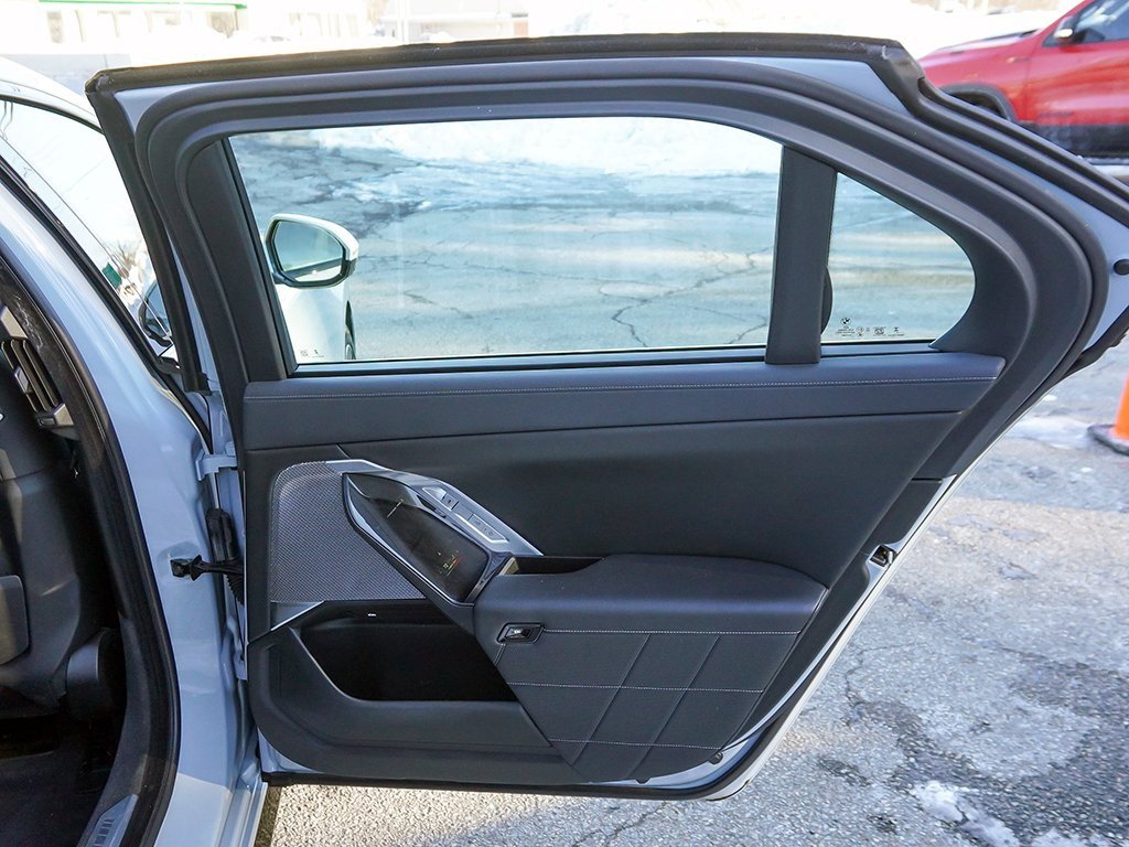 Used 2023 BMW 760i xDrive w/ Parking Assistance Package image 32