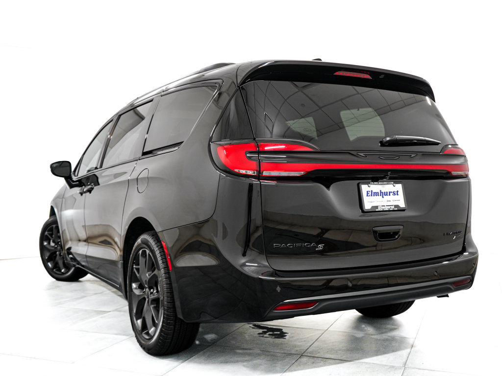 New 2027 Chrysler Pacifica Limited w/ Family Tech Group AWD/4WD image 5