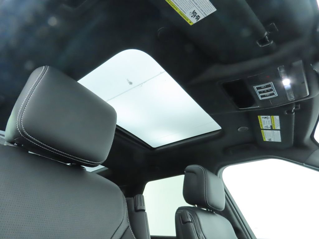 Used 2025 Land Rover Discovery S image 19