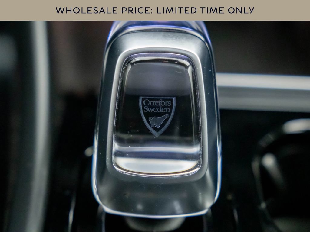 Used 2025 Volvo XC40 B5 Plus image 29