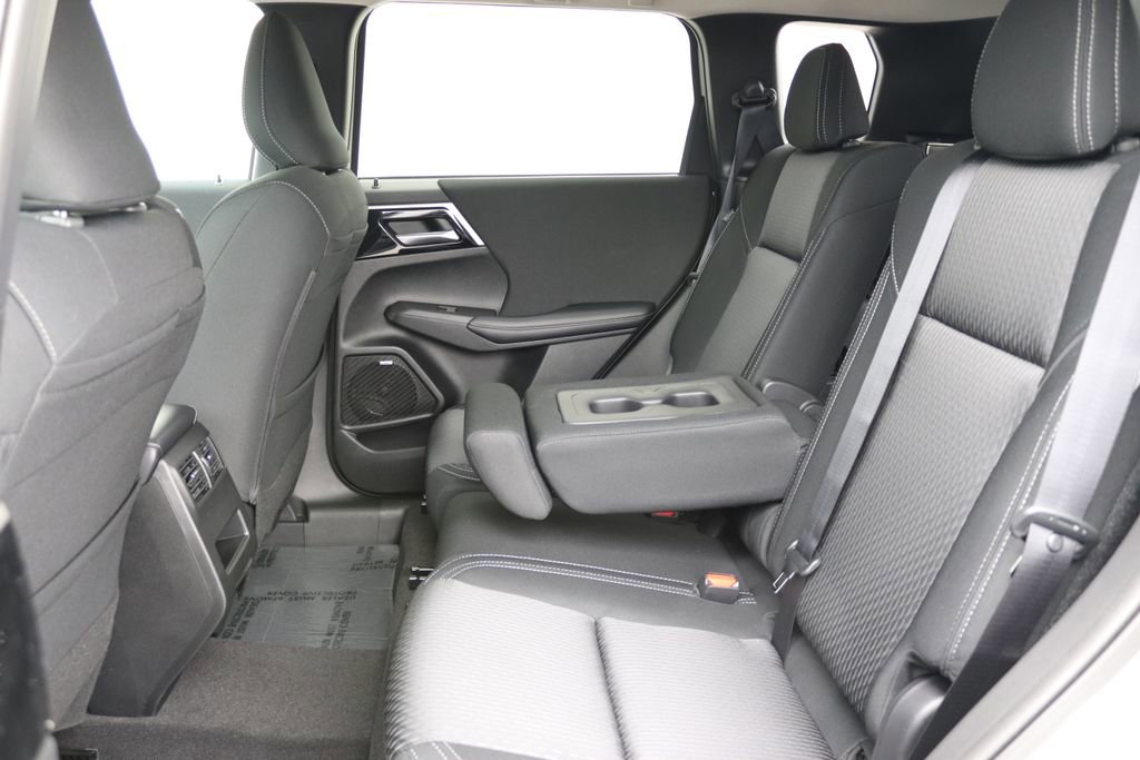New 2026 Mitsubishi Outlander ES image 6