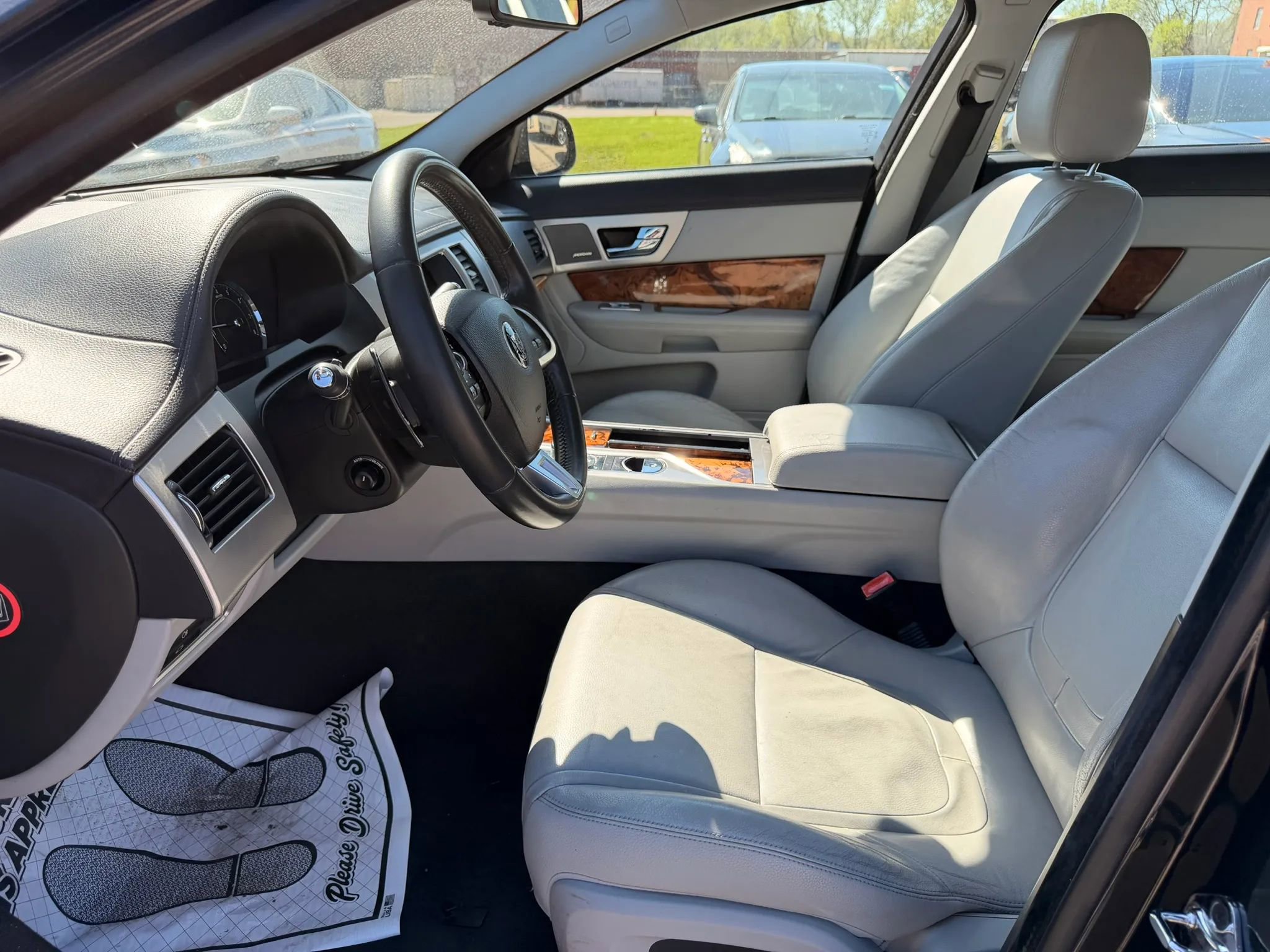 Used 2015 Jaguar XF Premium RWD image 15