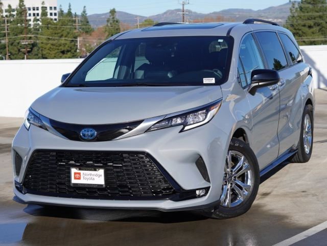 Used 2023 Toyota Sienna XSE image 3