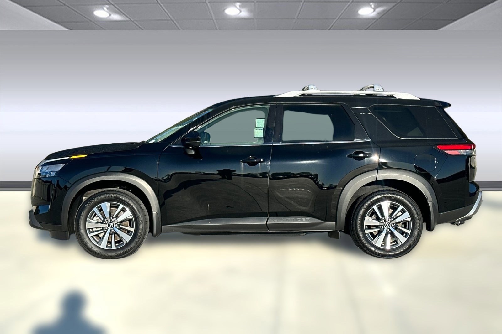 Used 2024 Nissan Pathfinder SL image 2