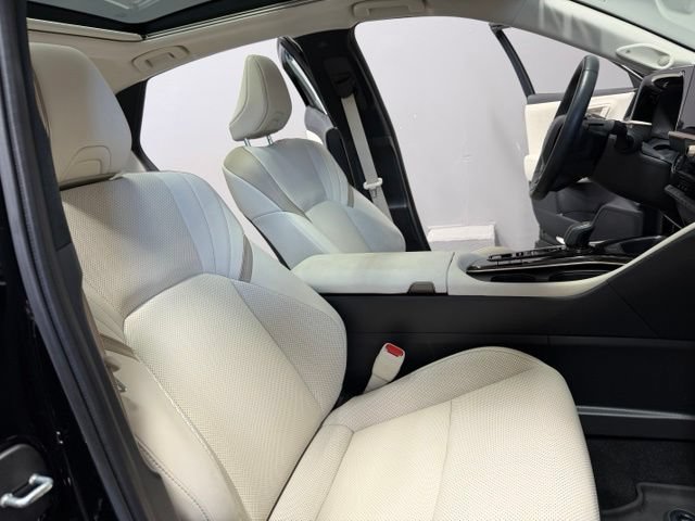 Used 2024 Toyota Crown AWD/4WD image 23