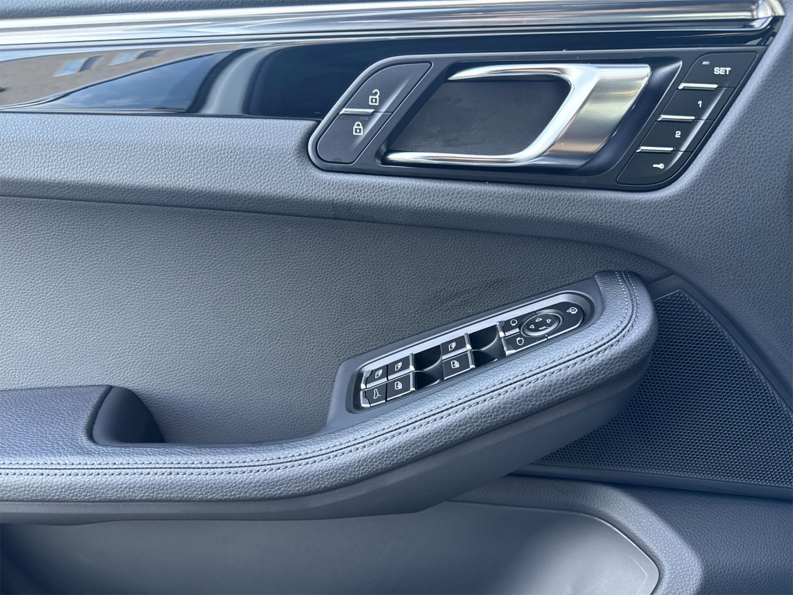 Used 2025 Porsche Macan image 12