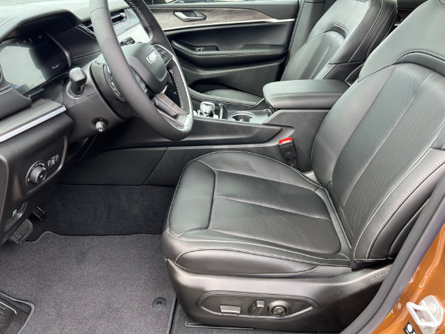 New 2026 Jeep Grand Cherokee Limited w/ Luxury Tech Group II AWD/4WD image 22