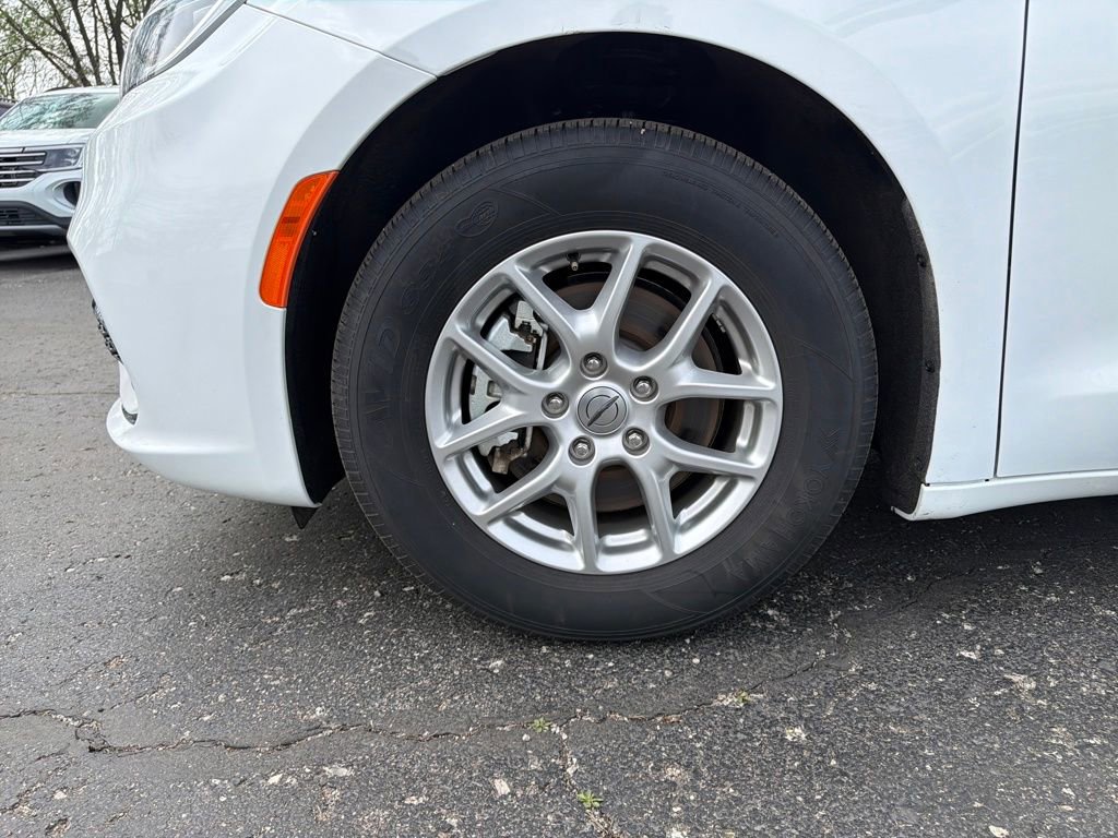 Used 2025 Chrysler Pacifica Select image 30
