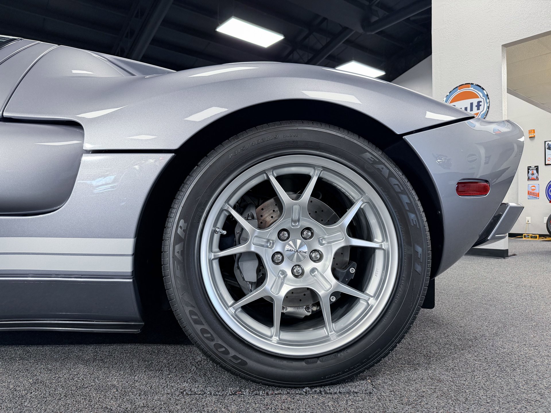 Used 2006 Ford GT RWD image 16