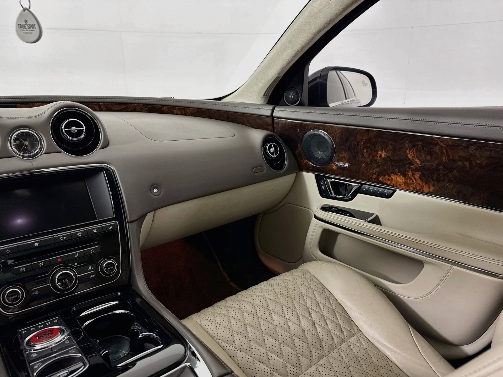 Used 2017 Jaguar XJ L Portfolio RWD image 23
