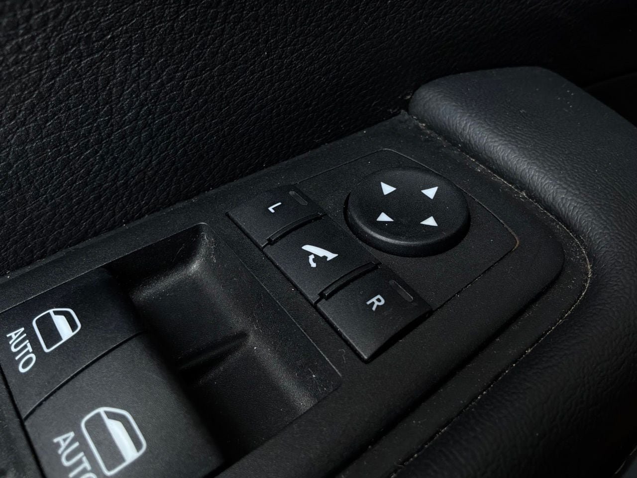 Used 2025 Chrysler Pacifica Limited FWD image 32