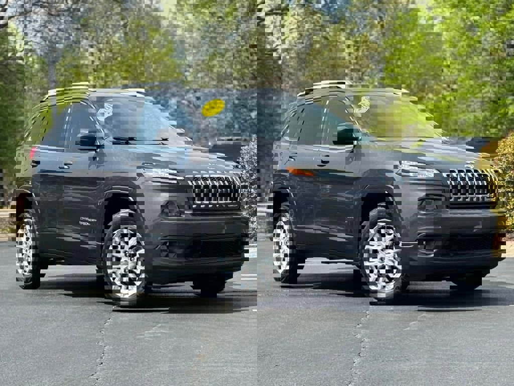 Used 2018 Jeep Cherokee Latitude Plus image 2