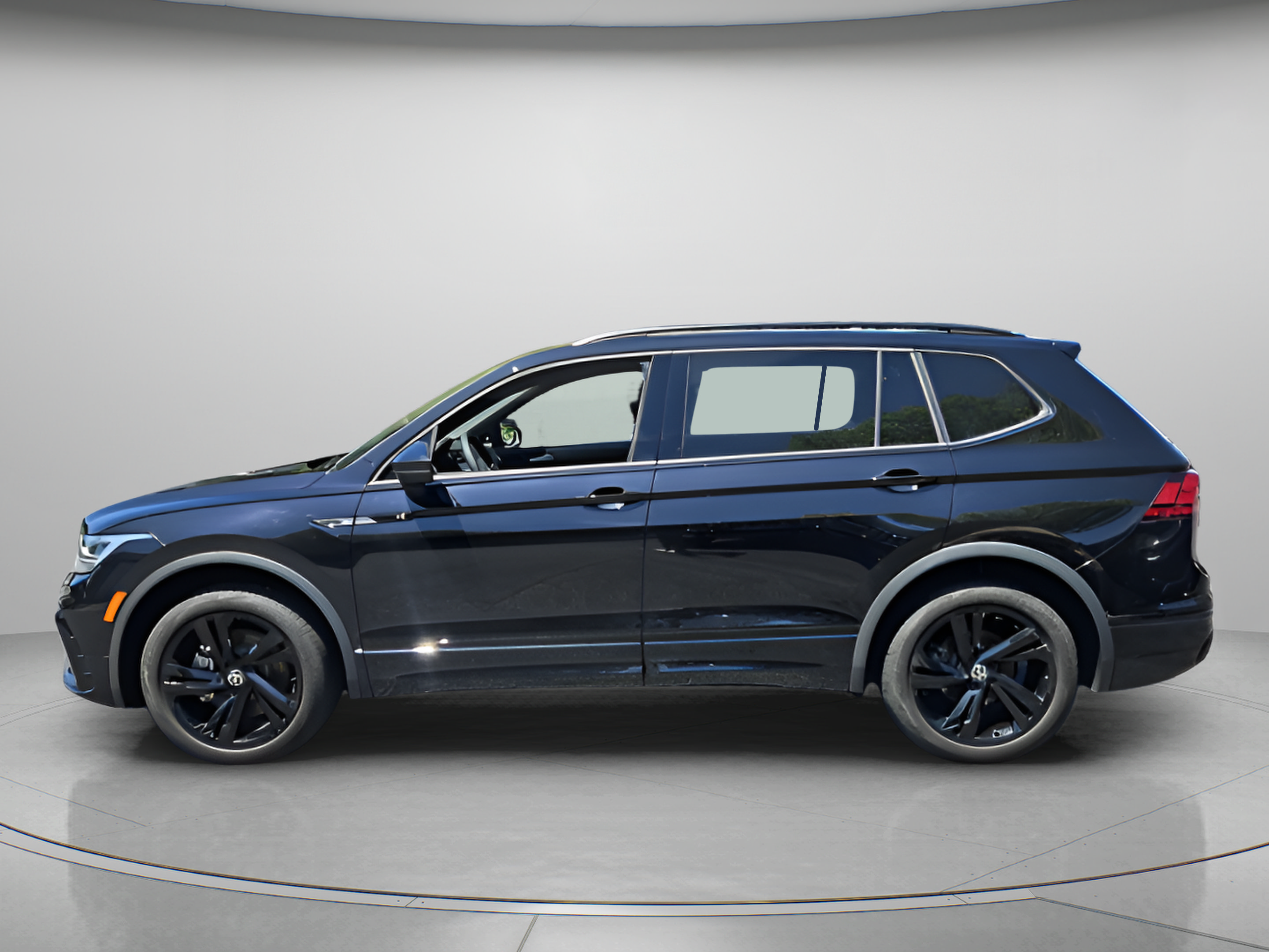Certified 2023 Volkswagen Tiguan SE R-Line FWD image 2