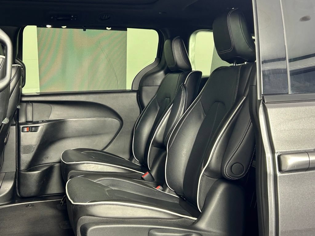 Used 2023 Chrysler Pacifica Limited w/ Uconnect Theater Family Group FWD image 18