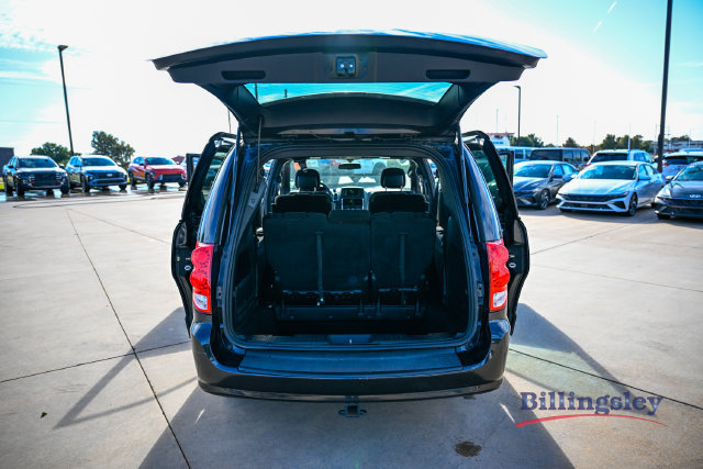Used 2016 Dodge Grand Caravan SXT w/ UConnect Hands-Free Group FWD image 17