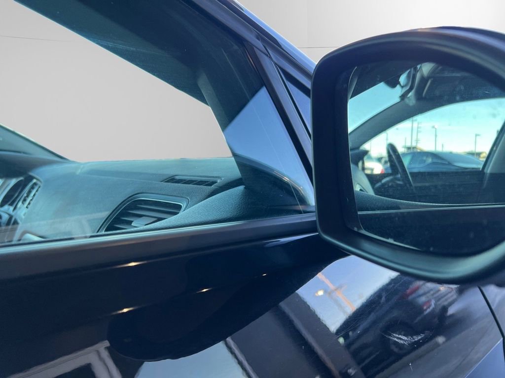 Used 2015 Volkswagen Golf S image 12