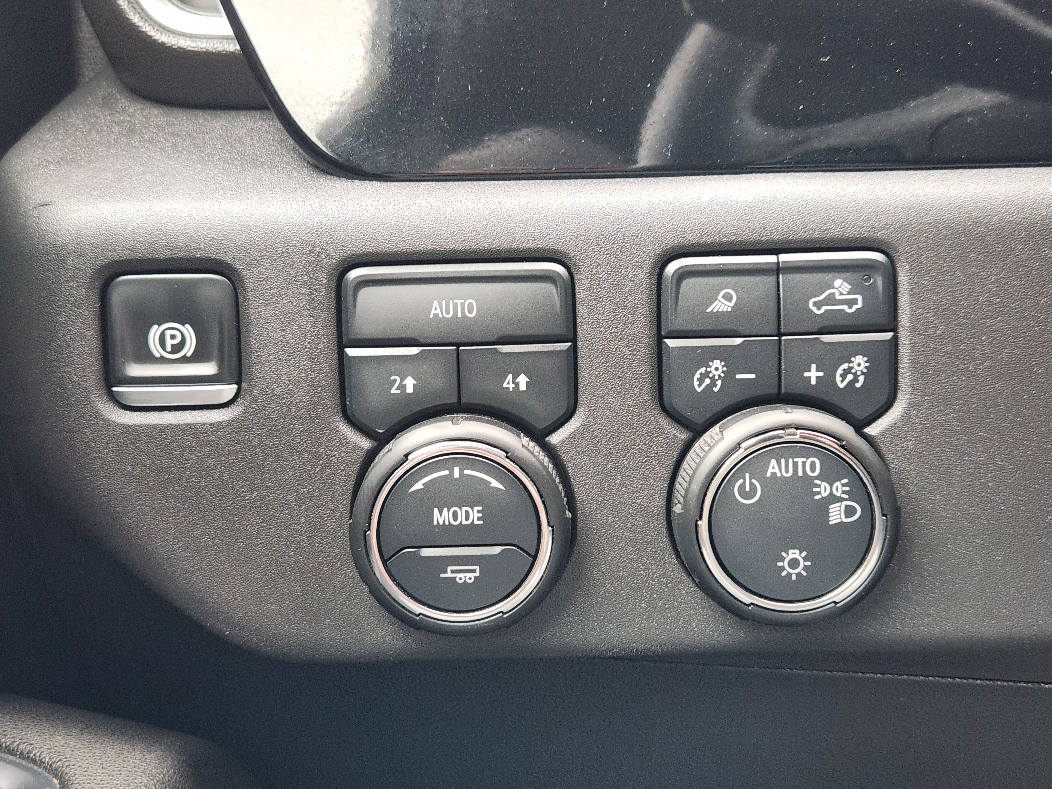 Used 2025 Chevrolet Silverado 1500 LT w/ Safety Package AWD/4WD image 23