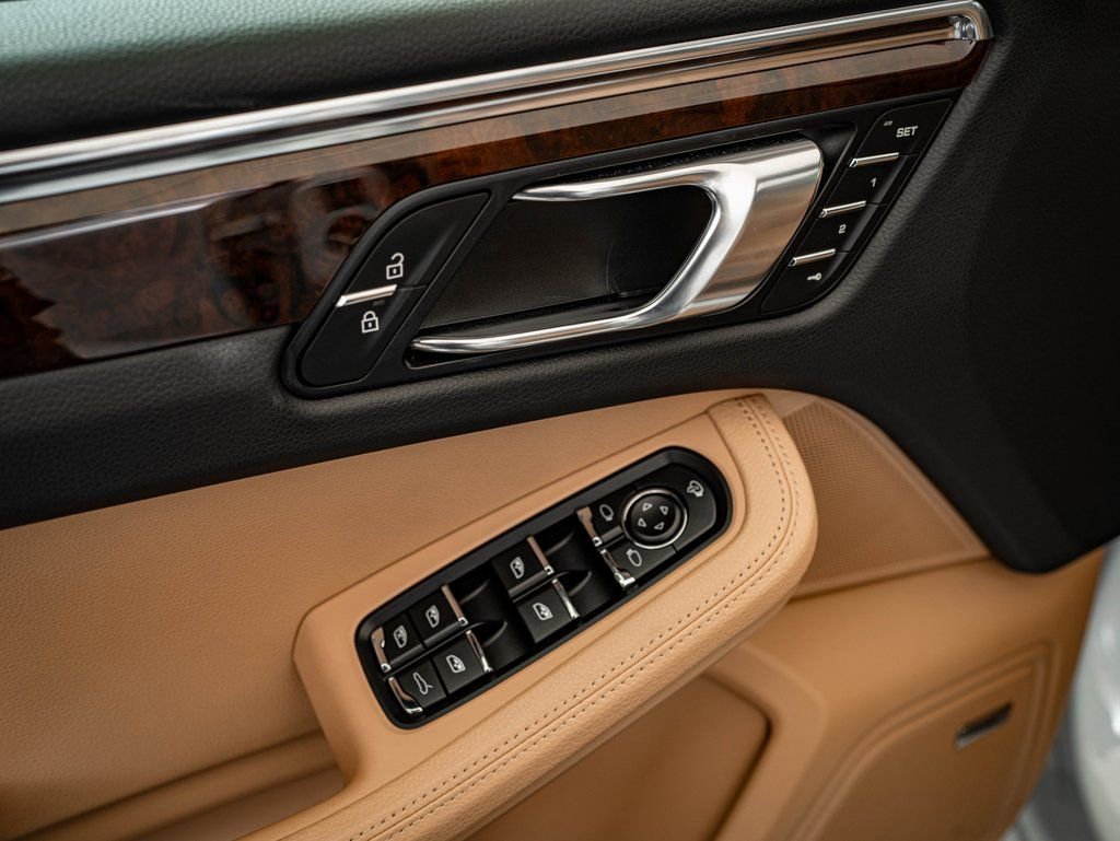 Certified 2025 Porsche Macan image 31