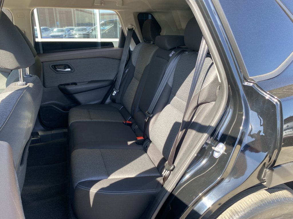 Used 2022 Nissan Rogue SV FWD image 16