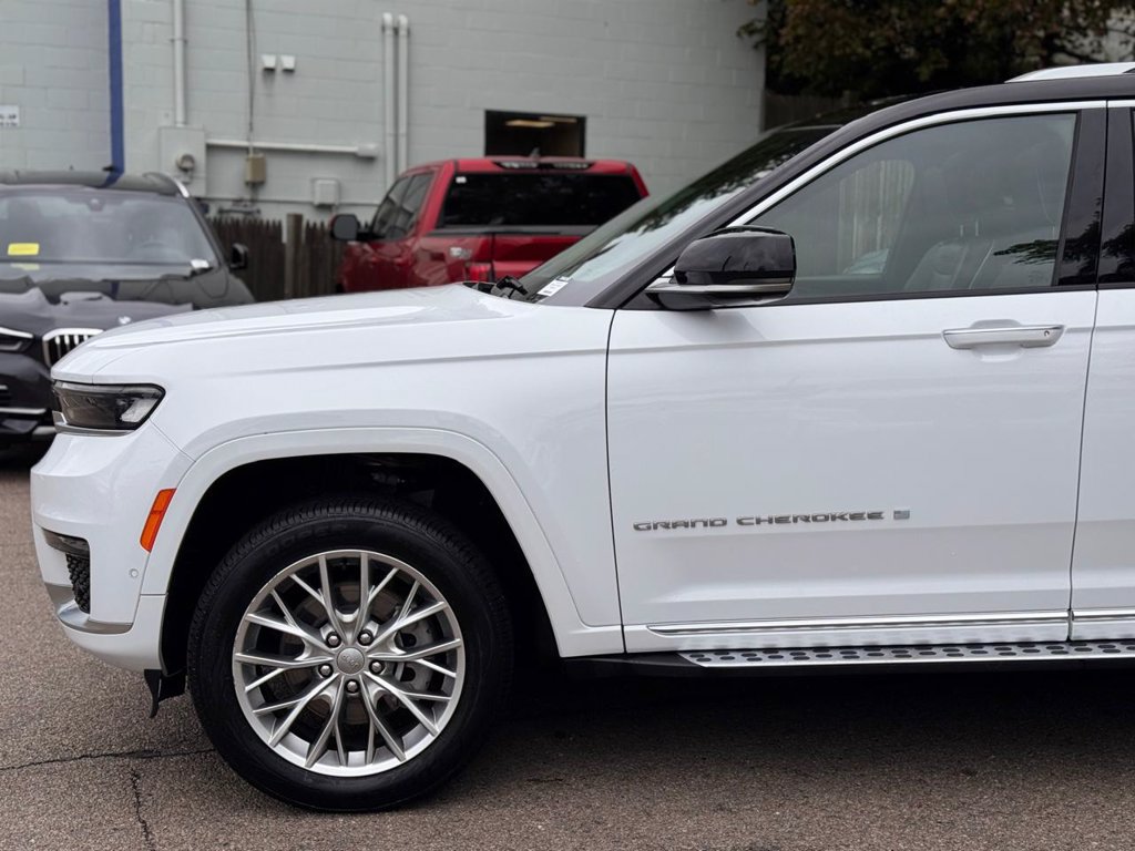 Used 2023 Jeep Grand Cherokee L Summit w/ Rear Seat Video Group I AWD/4WD image 10