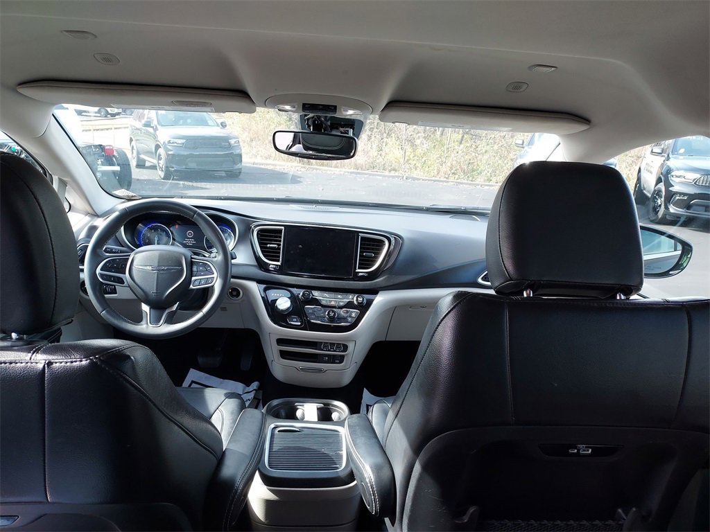 Used 2022 Chrysler Pacifica Touring-L image 10