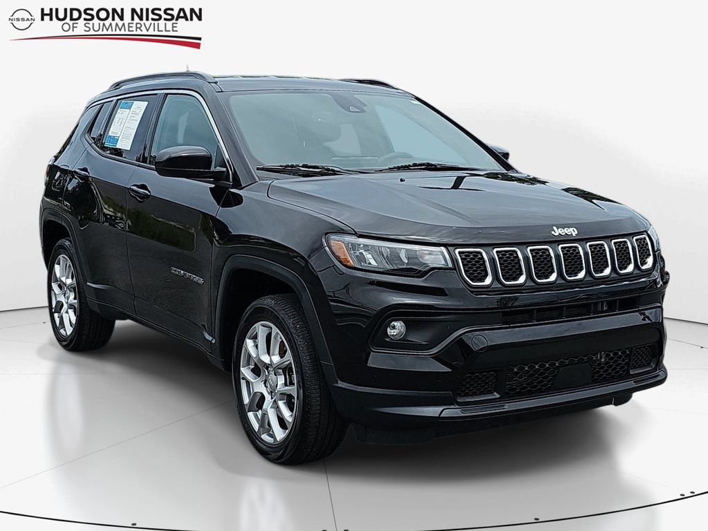 Used 2023 Jeep Compass Latitude AWD/4WD image 1