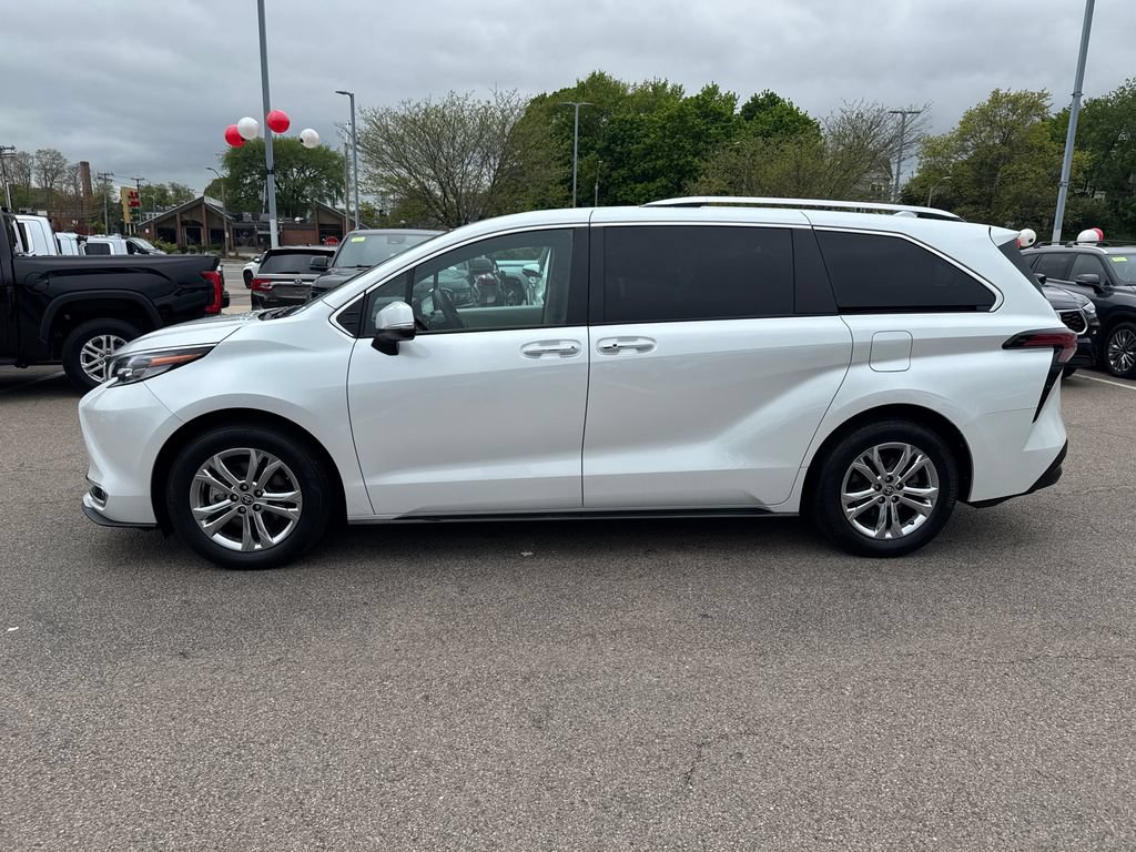 Used 2023 Toyota Sienna Platinum AWD/4WD image 5