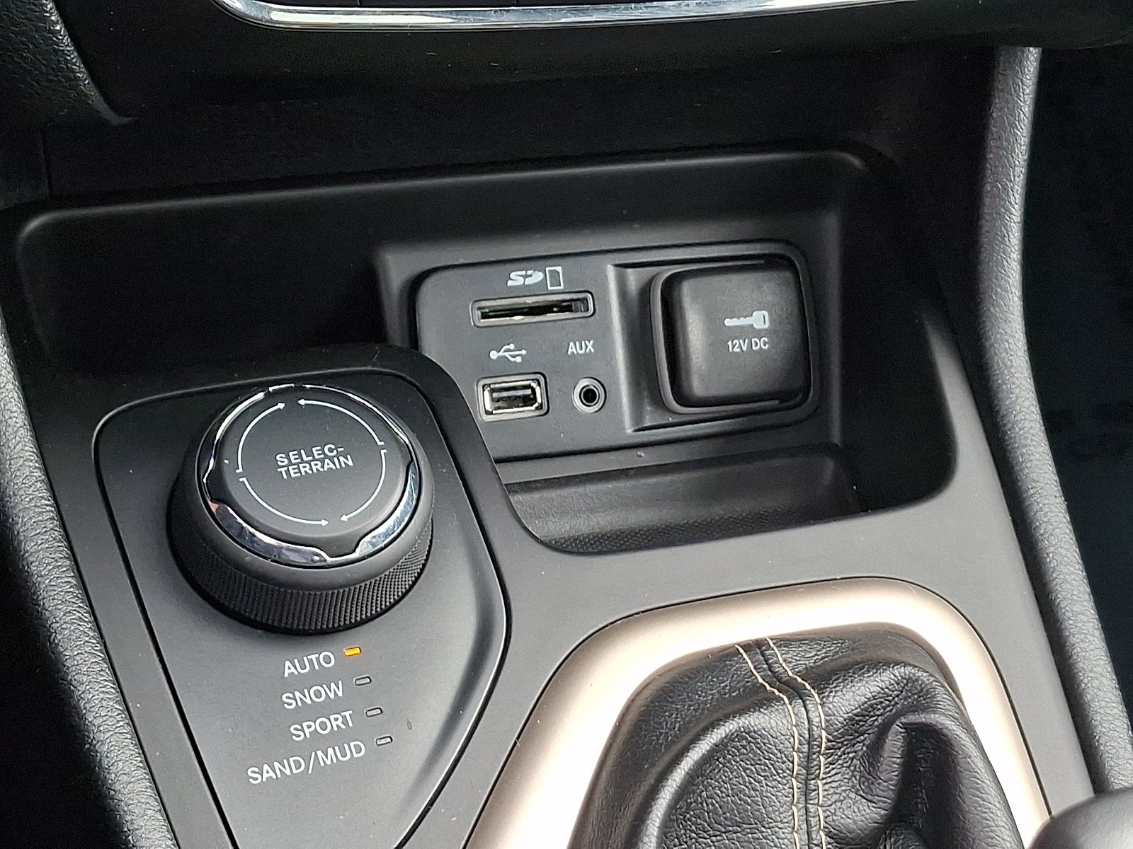 Used 2016 Jeep Cherokee Limited AWD/4WD image 27