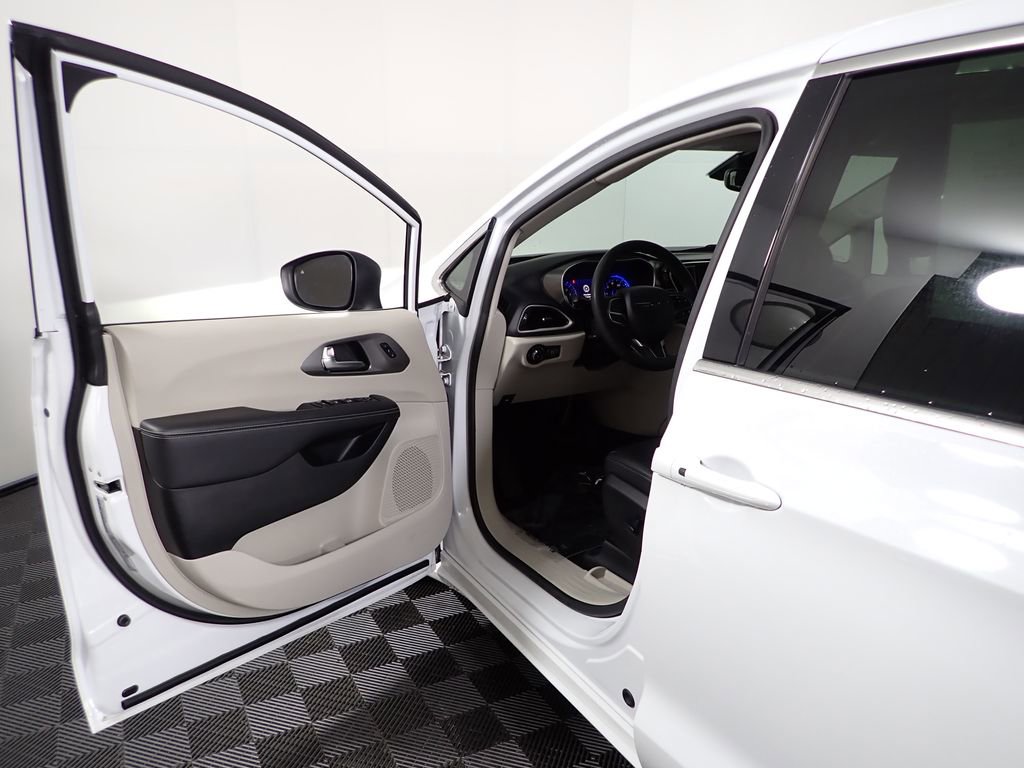 Used 2023 Chrysler Pacifica Touring-L FWD image 21