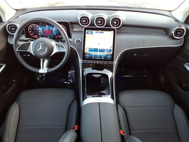 Used 2025 Mercedes-Benz GLC 350e 4MATIC image 4