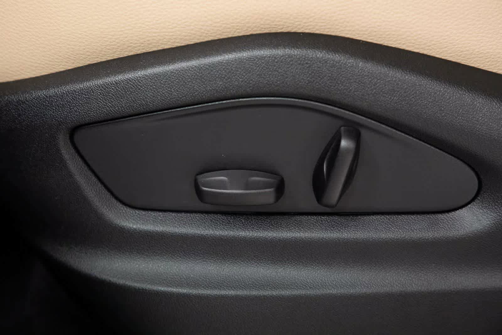 Certified 2025 Porsche Cayenne AWD/4WD image 17