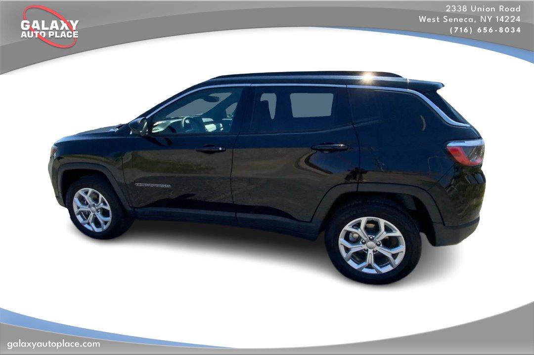Used 2024 Jeep Compass Latitude AWD/4WD image 8